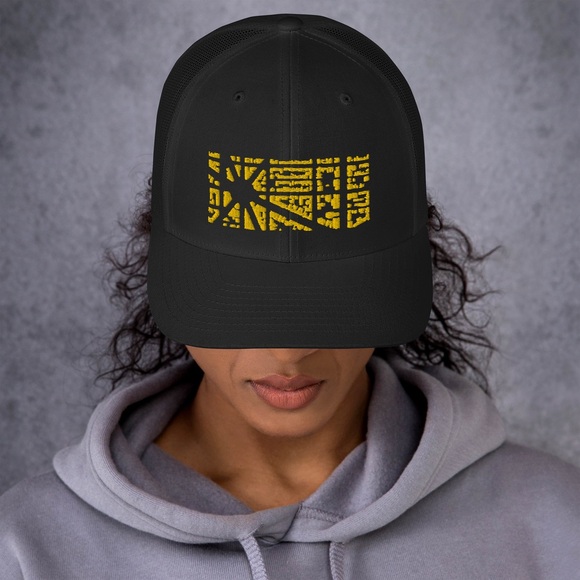 Black and Gold Hat with Bold Design “L’Eixample” main image 15